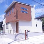 木目を基調とした温かみのある外観